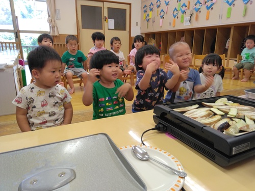 焼いているところを見ている