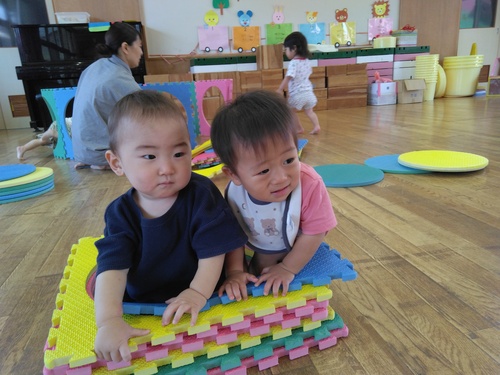 遊戯室で遊ぶ様子