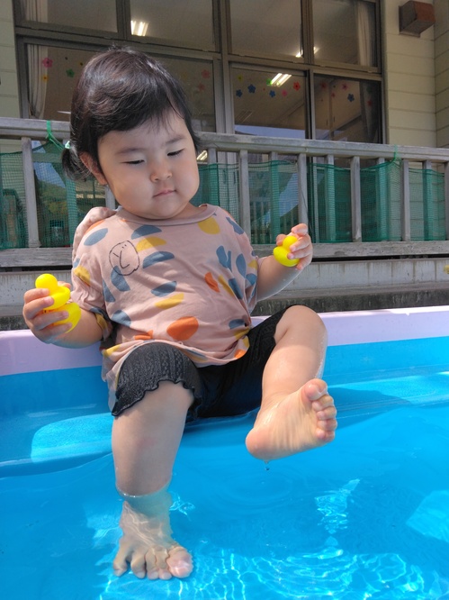 プールを楽しむ子ども (3)