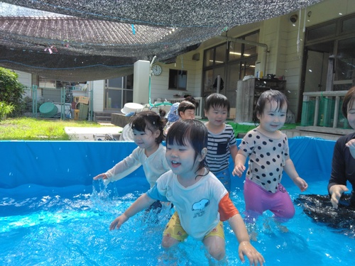 プール遊びをする子ども (2)