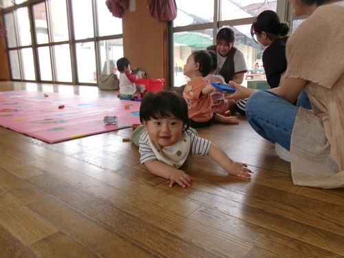 遊戯室で遊ぶ様子