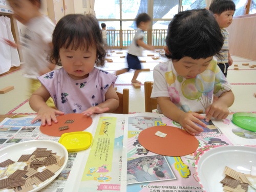 製作をする子ども (2)