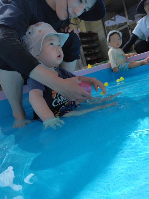 プールで遊ぶ子ども３