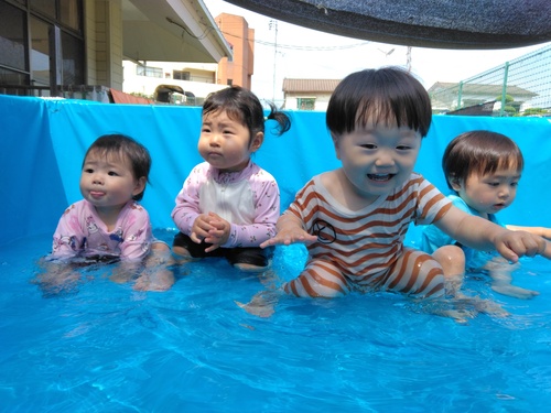 プールを楽しむ子ども (1)