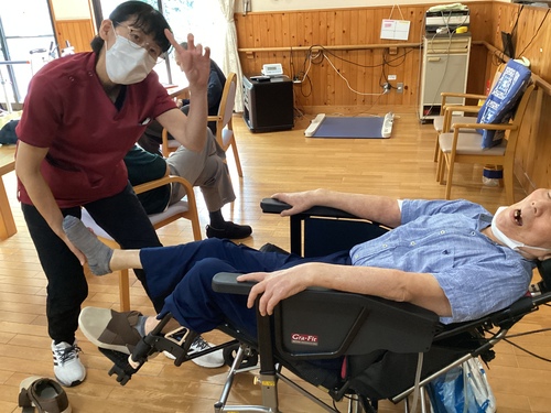 足の運動中です