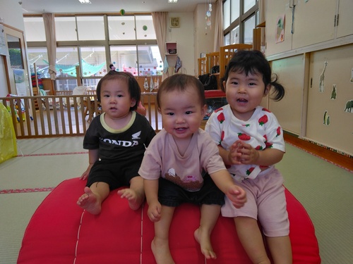 室内遊びを楽しむ子ども (1)