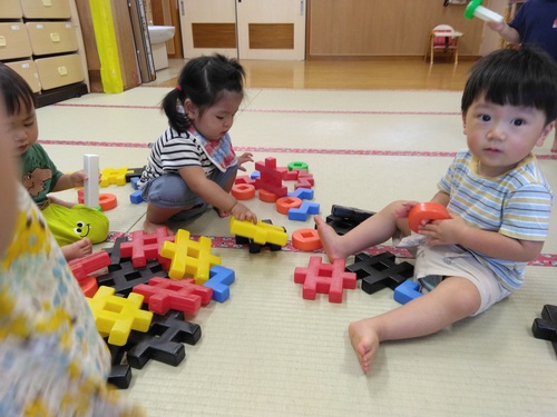 井形ブロックで遊んでいる様子 (1)