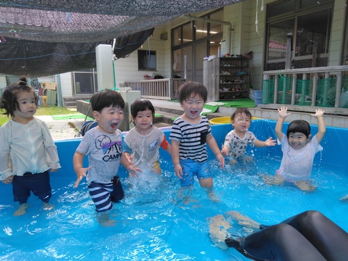 プール遊びをする子ども (2)