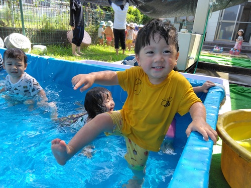 プールで遊ぶ子ども (2)