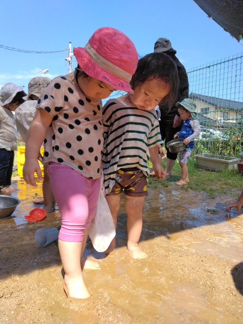 どろんこ遊びの様子 (4)