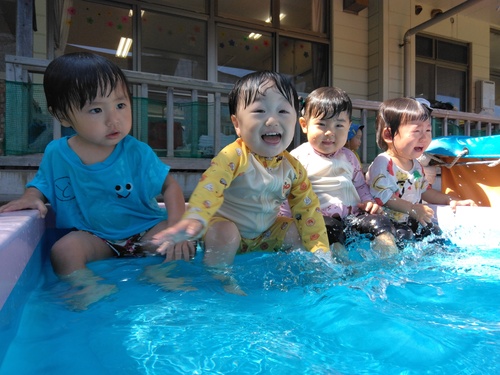 プール遊びを楽しむ子ども1