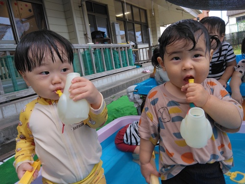 プールで遊ぶ様子⑵
