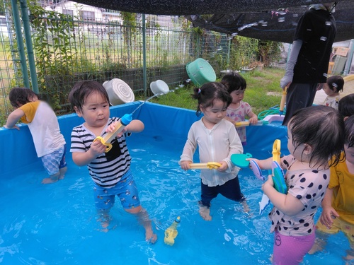 プール遊びをする子ども (1)