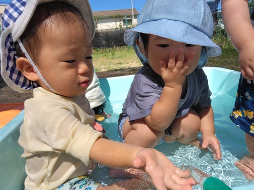 プール遊びをする子ども