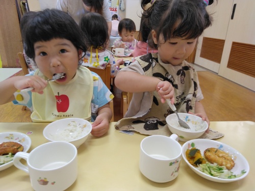 給食の様子 (2)