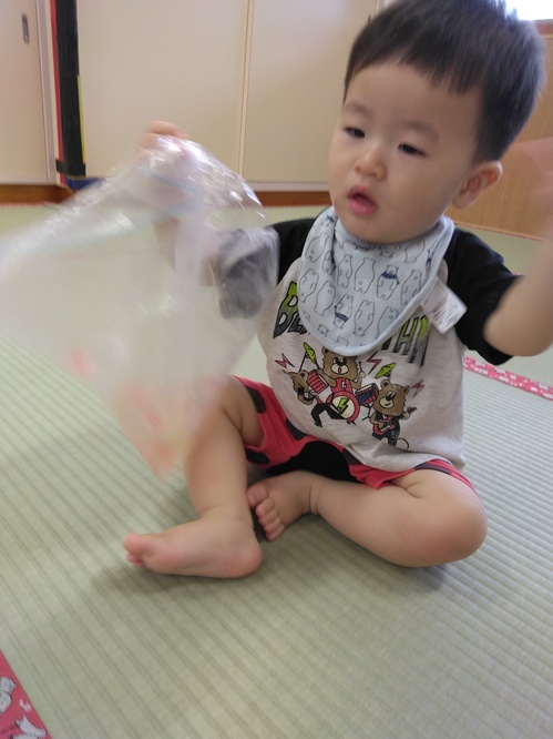 氷で遊ぶ様子３