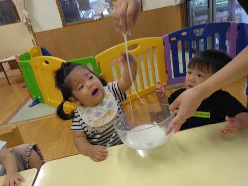 片栗粉粘土で遊ぶ子ども⑴