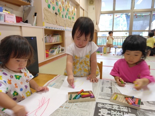 お絵描きをする子ども (4)