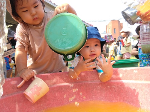泥んこ遊びをする子ども⑵