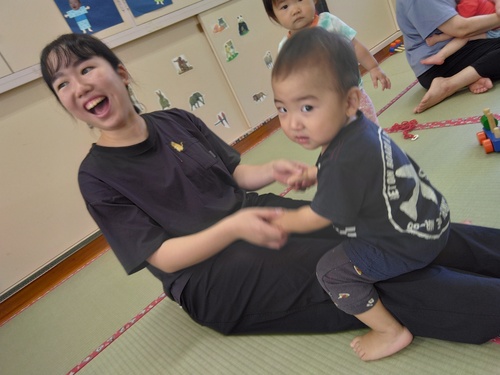 保育者と遊ぶこども