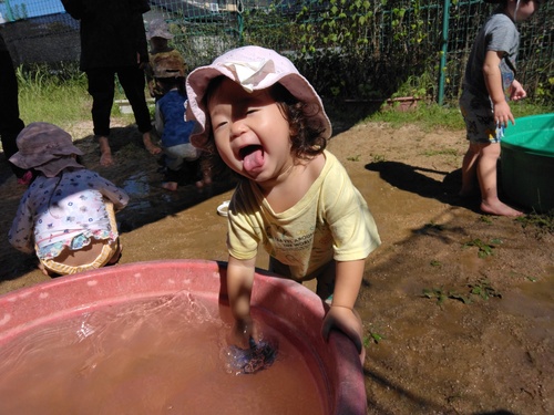 どろんこ遊びをする子ども (2)