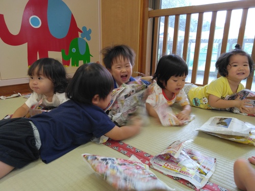 チラシで遊ぶ子ども (1)