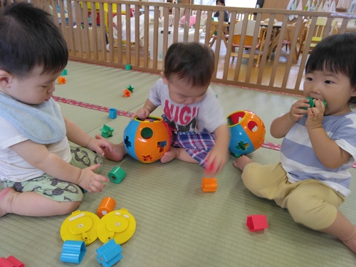 ブロックで遊ぶ様子　 (2)