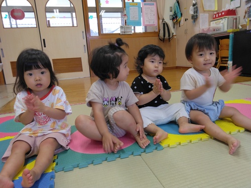 プラポイントで遊ぶ子ども (1)