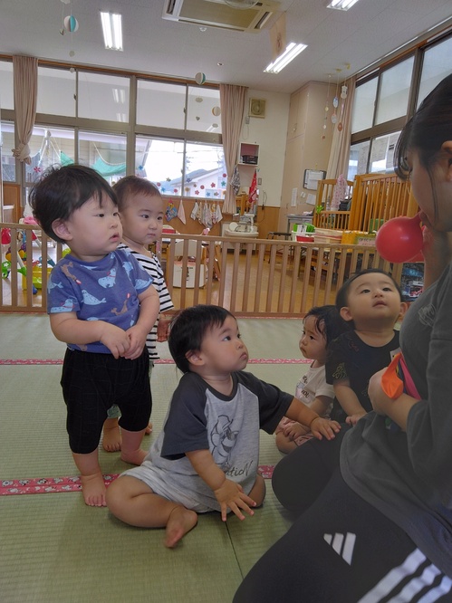 風船で遊ぶ子供