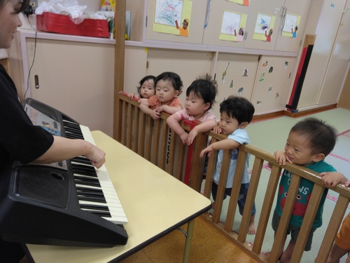 リズムをする子ども