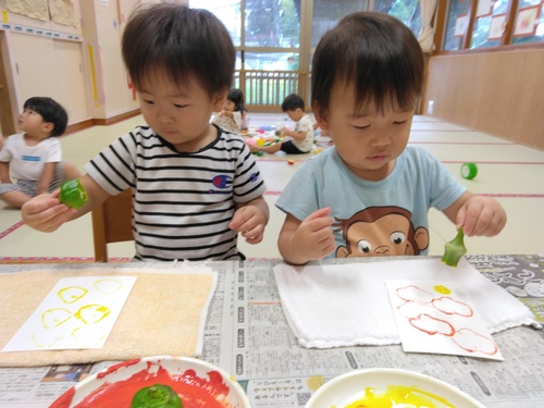 スタンプをする子ども (2)