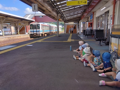 電車を見る子ども⑶
