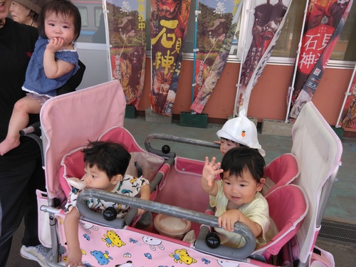 手を振る子ども