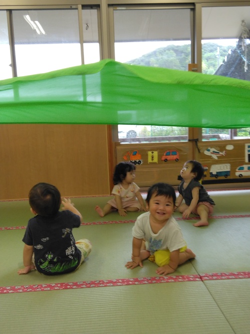 パラウェーブで遊ぶ子ども５