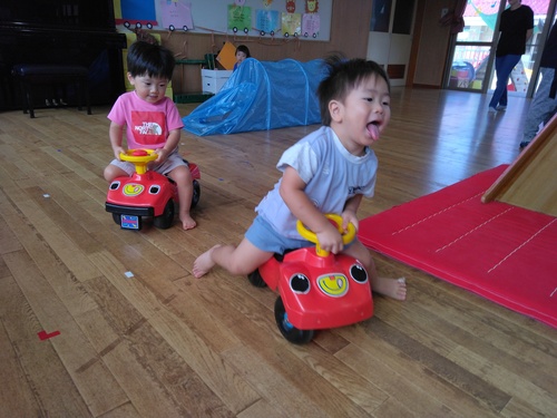遊戯室で遊ぶ様子 (5)