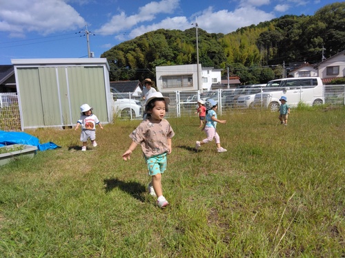 新園庭で遊んでいる様子 (4)