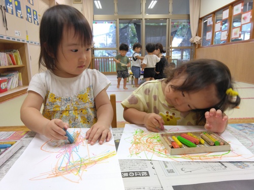 お絵描きをする子ども (5)
