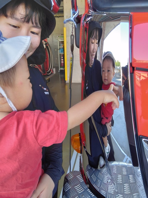 消防署に行く子ども (2)
