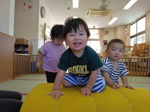 マットに上る子ども２