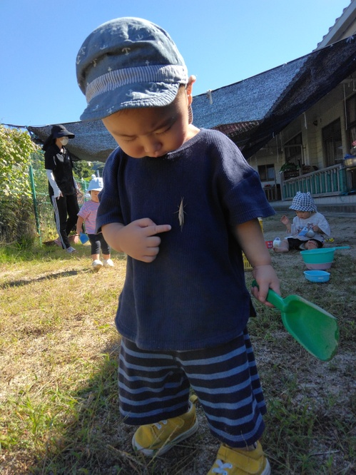 園庭で遊ぶ子ども３