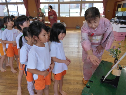 今日のお花と言葉を見ている子ども